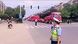 这么长的车怎么调头？要是红灯了，车尾还没过，算闯红灯吗