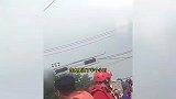 男子带9旬母亲求救被拒辱骂救援队，目击者：他等着带母亲去医院