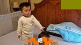 太搞笑了！抢奶瓶把奶喝完，还要压在身上，换床后被无情的反击！