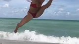 比基尼美女海边苦练 踢腿空翻无所不能