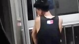 室友受伤用酒精消毒，看似无声胜有声，室友笑的肺痨出来了