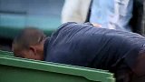 老外恶搞男子掉入垃圾桶内瞬间“消失”了，下一幕靓女举动真搞笑