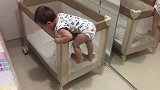 小宝宝自己爬出围栏，动作娴熟到位，轻松下床，厉害了
