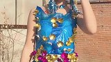 这么冷的天，姑娘穿着塑料做的衣服出门，就不能尊重一下冬天吗