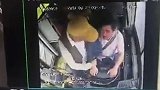 惊险！四川一大爷下车被拒抢方向盘：老了走不动