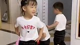三胞胎姐弟，女儿嫌弃哥哥弟弟太矮了