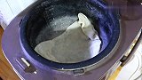 我家吃荷包蛋不用很多水煮，用上一块布，不散无白沫，简单又好吃