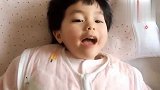 小宝宝想要对妈妈表达爱意，竟开口对妈妈说了一句我喜欢你，好萌
