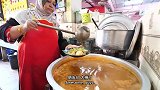 老外想念中国美食，在马来菜市发现一家肠粉店，加了椰奶，汤好浓