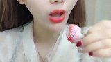 吃冰小姐姐刚出炉的冰冻草莓，一般牙口不好的都不敢尝试！