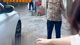 孙女刚拿到驾照想开车去，奶奶不敢坐撒腿就跑