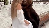俄罗斯大叔嫁女儿把小熊熊当嫁妆，至今没人敢上门提亲