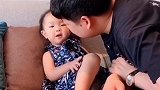 爸爸本来想亲小宝宝，没想到宝宝这么嫌弃，接下来的画面好逗！