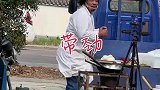小摊摊主卖力演出招揽客人