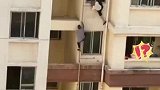 老人卡在四楼窗口，男子顺管道徒手爬楼救人