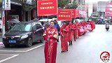 广西贺州农村外嫁女回娘家，全部女性身穿红衣服进村拜祖先