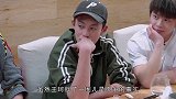 刘涛携夫高调出行，全黑造型显女王范，小2岁老公挺大肚身材发福