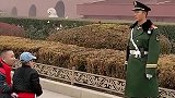 小孩的这个动作，真的是惊到了兵哥哥，兵哥哥立马回敬礼！
