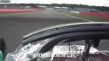 F1赛场搞笑一幕，车手停好了等换胎，技师们沉迷电视没人发现
