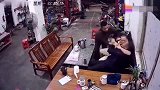 要不是监控拍下，都不敢相信眼前一幕，真是无语了