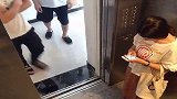 美女电梯遇上劫匪，不料竟淡定说了这话，看完憋住别笑！
