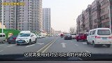 窄路通过不刮蹭技巧，左侧是双实线，右侧有障碍物