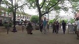 树人恶作剧，男子伪装成树人恶搞路人，路人防不胜防