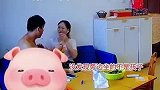 男子边打电话边给孩子喂饭，连喂三次才反应过来旁边是妻子