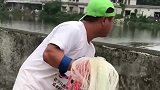 户外撒网的小伙，偷袭鱼群成功，今晚回家可以起锅烧油了！