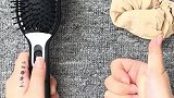 给梳子套上一层丝袜，粘上头发也能轻松清理