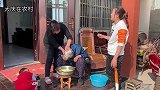 今天很暖和，婆婆把外婆的头发洗洗剪剪，剪完外婆露出满意的笑容
