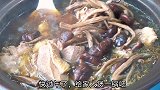 茶树菇老鸭汤正确的做法，汤鲜味美无腥味，我家隔三差五就吃