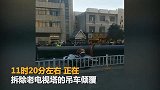 邓州一作业吊车倾覆砸中车辆 官方：已致1死1伤