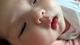 肉嘟嘟的小宝宝张着嘴巴睡觉，这画面怎么看都不够！