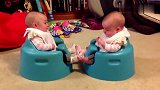 双胞胎小宝宝正愉快的面对面坐着，接下来的一幕让小宝宝吓到了！