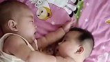 五个月的龙凤胎宝宝打架，妹妹一个大腿搞定哥哥，哥哥太好欺负了
