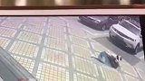 深圳一女子地铁口头部被砸倒地 监控视频曝光
