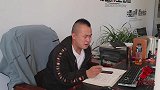 搞笑剧：女骗子接到男骗子的电话，俩人对话真逗，一个比一个有才