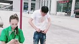 沙雕兄弟这洋相出的，给俩妹子都快笑岔气了！