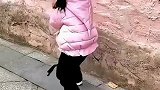 小女孩模仿石壁上的功夫姿势，传说中万里挑一的武学奇才