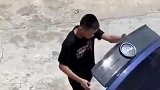 大爷想回家让小伙子帮他拿行李，小伙子答应了，真是搞笑