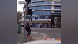 笑喷！各路民间竞技大神秀智商 妹子跳马直接栽进垃圾桶