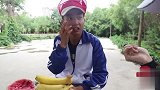 小伙街边卖进口水果，学生买了2根香蕉却丢下102元就跑