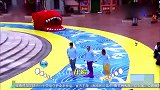 王祖蓝骑代步车，变身解说员，与围观群众热情互动