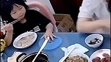 女儿手指香肠示意妈妈帮忙夹菜