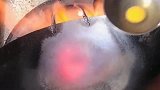 不粘鸡蛋的锅不是好锅，鸡蛋真的不是我不想粘，实在是太烫脚了！