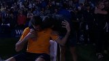 小德赛后拥抱菠萝暖心安慰 网友：下一秒能亲上去