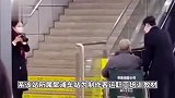 成都火车站回应网传“工作人员用轮椅推老人摆拍”