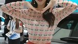 2019国际车展：颜值超美靓丽美女车模玩起剪刀手可爱