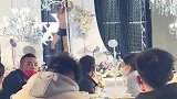 表情两极分化！当婚礼现场出现男子跳钢管舞